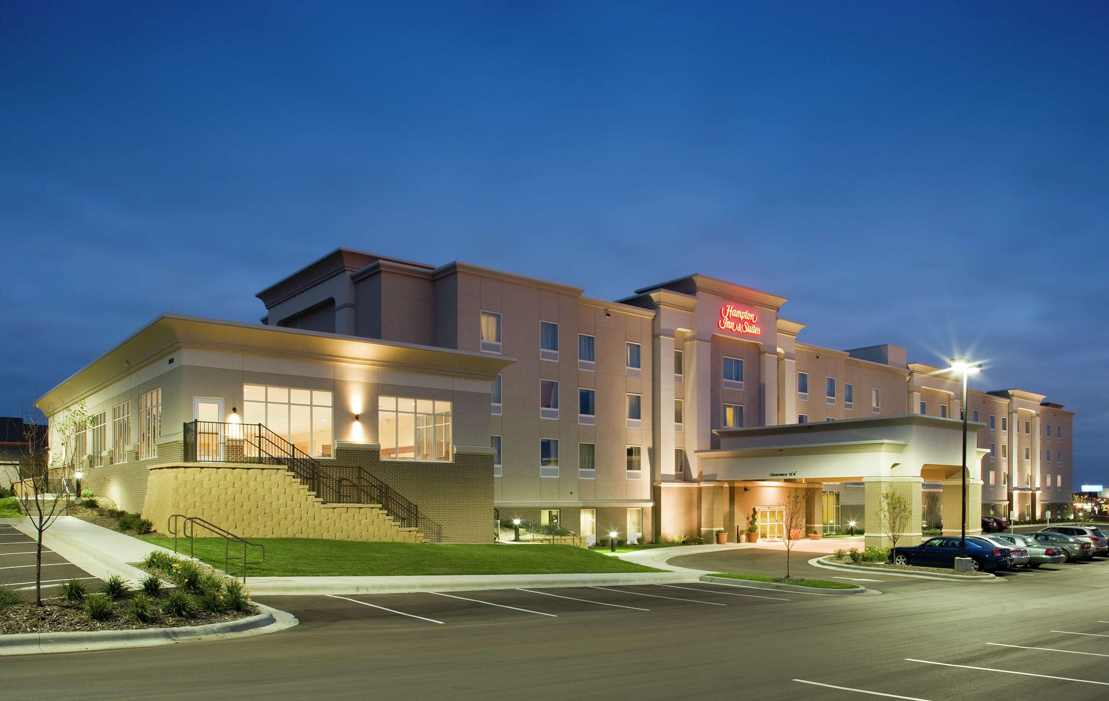 Hampton Inn & Suites Rochester-North Exterior photo