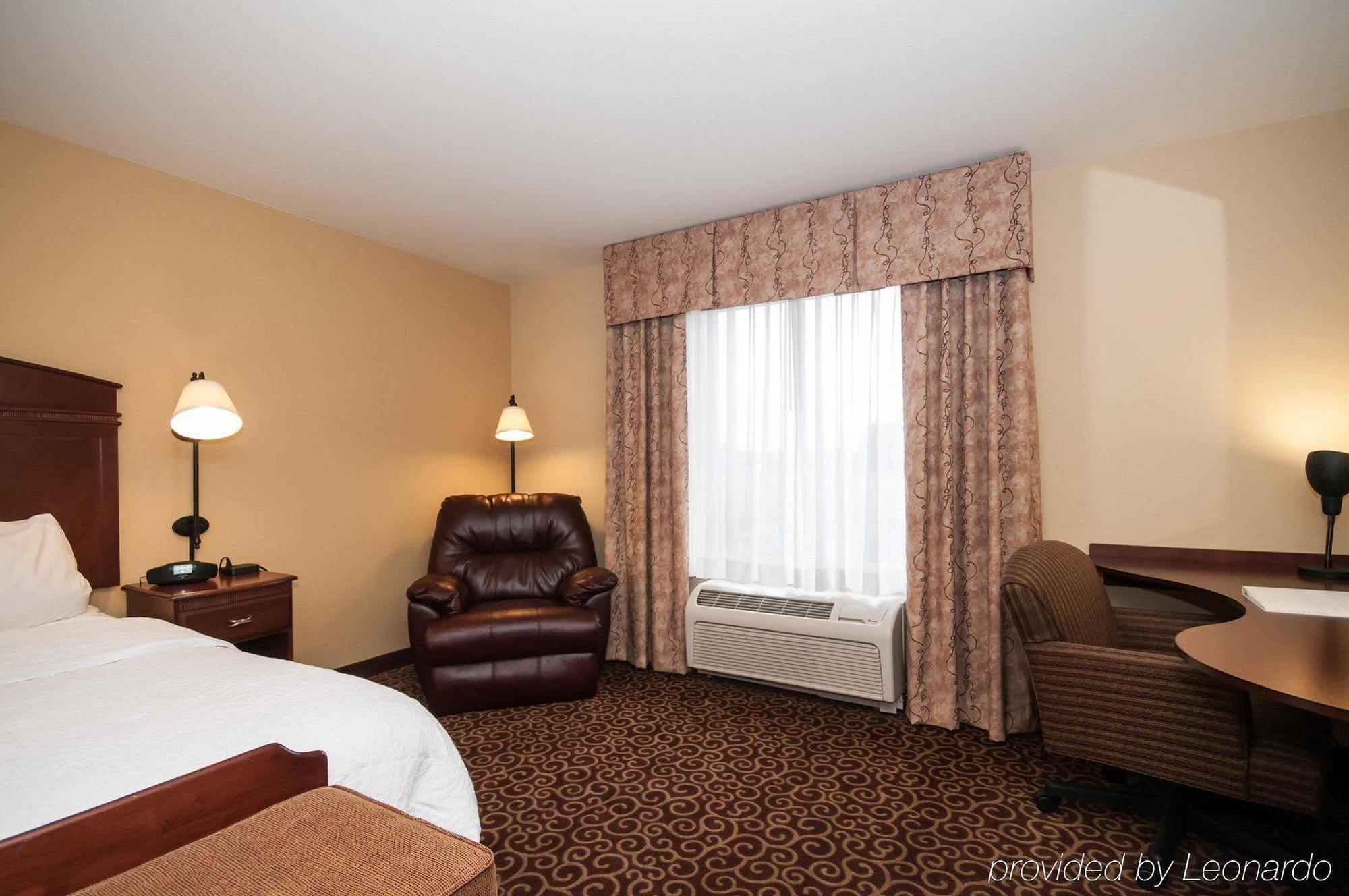 Hampton Inn & Suites Rochester-North Exterior photo